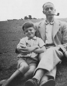 Осемгодишният Пол Макартни с баща си