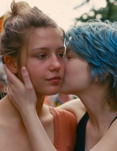 Blue is the Warmest Color (Животът на Адел)
Blue is the Warmest Color направи своята премиера съвсем наскоро - през 2013 г. и грабна вниманието на жури и публика на фестивала в Кан - обяснимо защо. Красива, цветна и емоционално обвързваща еротична драма.
Главните актриси Лея Сейду и Адел Екзарчопулус описаха работата с режисьора Абделатиф Кешиш като изтощителна и тероризираща. Според него пък явно целта оправдава средстватата. 