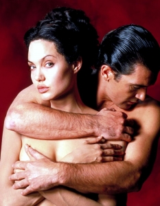 Original Sin (Първороден грях)
Куба, 19-ти век, героят на Антонио Бандерас е в търсене на любовта… Кой да предполага, че ще я намери във фаталната жена - в лицето на Анджелина Джоли. Роля, която толкова й допада…
