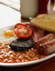 Великобритания - Английска закуска, вариация на наденички, яйца, бекон и фасул. В допълнение се сервира с препечен хляб. Приема се за стандартен начин да заредите сутрин тялото си необходимата доза въглехидрати, мазнини и белтъчини.