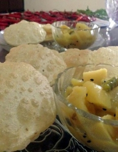 Индия - Luchi, пържен бухнал хляб, омесен от бяло брашно, сервиран заедно с обикновено, с леко картофено къри, е обичайна закуска в традиционните бенгалски домове.