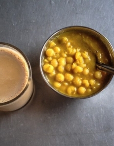 Непал - Гореща купичка пикантен сос Чана, приготвен от нахут с къри, плюс Непалски чай с мляко.