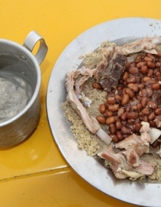 Сенегал - Закуска в региона Каолак, в близост до проекта IFAD в Сенегал, съставен от кус-кус, niebé (зърна) и месо, придружена от вода.