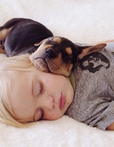 20 трогателни снимки на бебета с животни, в които ще се влюбите - 9