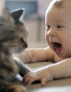 20 трогателни снимки на бебета с животни, в които ще се влюбите - 11