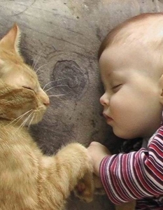 20 трогателни снимки на бебета с животни, в които ще се влюбите - 14