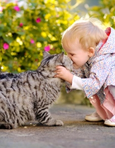 20 трогателни снимки на бебета с животни, в които ще се влюбите - 16