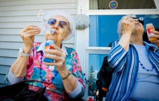 Забавни кадри на красиво остаряващи хора… Да, животът е прекрасен!