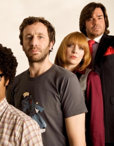 The IT Crowd (Компютърджии)
Британските ситкоми не стават по-нърдски от The IT Crowd. 
Когато голямата компания Reinholm Industries решава да наеме жена, която не разбира нищо от компютри за директор на ИТ отдела, всичко тръгва надолу. 
Двамата гийкове в офиса - Мос и Рой се опитват да бъдат себе си, докато от другата страна ги тормози некомпетентната, но много амбициозна Джен Барбър.