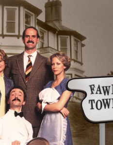 Fawlty Towers (Фоулти Тауърс)
Въпреки само двата си сезона от по шест епизода, Fawlty Towers управлява дълго британския телевизионен ефир като едноличен крал на комедията.
Джон Клийз в главната роля на собственика на хотел Базил Фоулти безспорно е един от най-забавните персонажи, които сме виждали по телевизията. А сериалът неслучайно беше избран за най-добрия ситком на всички времена в класация на Британския филмов институт, излъчена през 2000 г.