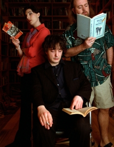 Black Books
Дилан Моран и Бил Бейли са едни от най-обичаните британски комици и само факта, че участват в сериала Black Books, трябва да ви говори, че не е за пропускане.
Двамата, заедно с Темзин Грег (Episodes) влизат в света на книжарница Black Books - свят, който и тримата предпочитат да обитават, без да имат много голям досег с ужасите навън.