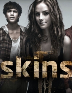 Skins (Хартийки)
Skins е най-добрият драматичен сериал, който може да гледате докато сте тийнейджъри. Но дори и след това е страхотен. 
От него тръгват фантастични холивудски актьори като Никълъс Холт (X-Men: Days of Future Past), Джо Демпси (Game of Thrones), Хана Мъри (Game of Thrones) и Кая Скоделарио (The Maze Runner). 
Дори не опитвайте да гледате отчайващия му американски римейк.