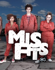  Misfits (Особняци)
Misfits прилича много на Skins (Хартийки). Само че героите имат суперсили, придобити след странна гръмотевична буря. И има по-малко драма с повече комедия… 
Отново подобно на Skins, сериалът сменя каста си с различните сезони, макар и да има по-голяма приемственост. Въпреки това дори в по-късните сезони си остава готин и има свой си чар.