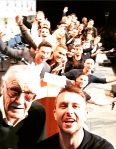 BSS: Biggest Superhero Selfie
За да постави черешката на тортата при представянето си на Comic-Con, Fox направи най-епичната снимка на супергерои в историята.
На нея се обединиха актьорите от X-Men (X-Men) и Fantastic Four (Фантастичната четворка), наред с Чанинг Тейтъм (Gambit), Райън Рейнолдс (Deadpool), Хю Джакмън (Wolverine) и най-големият сред тях - създателят на най-популярните супергерои Стан Лий. 