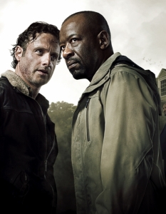 The Walking Dead - телевизионният крал на Comic-Con
AMC определено отбеляза силен Comic-Con с The Walking Dead - сериал, чието присъствие през годините става все по-очаквано.
Трейлърът за предстоящия шести сезон създаде много напрежение и тръпки, а сред феновете на Рик Граймс и ужас, който вероятно ще бъде оправдан в новите епизоди.