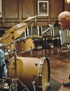 Whiplash (Камшичен удар)
Whiplash е от онзи тип драми, които ви хващат още с началото си, а който е гледал трейлърите - преди него. Историята разказва за амбициозен барабанист, който намира майстора си. Буквално.
В главните роли са Майлс Телър и Джей Кей Симънс. Въпреки че и двамата са брилянтни, Джей Кей Симънс определено успява да открадне целия филм. 
 