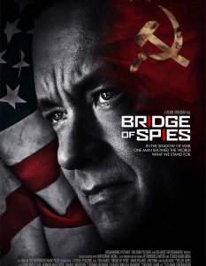 Bridge of Spies (Мост на шпиони)
Между Стивън Спилбърг и Том Ханкс винаги има една магия, която е сигурен източник на филмови шедьоври.
Двамата не са работили заедно повече от 10 години (последният им съвместен филм е The Terminal от 2004), но това прави вълнението за Bridge of Spies дори по-голямо.
Сюжетът проследява историята на Джеймс Донаван - адвокат, който е вербуван от ЦРУ по време на Студената война, за да спаси американски пилот пленен в Съветския съюз.