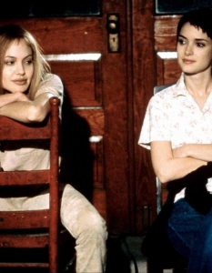 Girl Interrupted (Луди години)
Girl Interrupted определено не е филм за всеки, но е такъв, който всеки трябва да гледа.
Той разказва за пациентките в дамското отделение на психиатрична клиника и събира талантите на актриси като Анджелина Джоли, Уинона Райдър, Упи Голдбърг и Британи Мърфи.