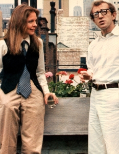 Annie Hall (Ани Хол)
Annie Hall е ултимативната класика на Уди Алън. Филмът, с който той или ще ви спечели, или просто няма да му обърнете повече внимание. 
Всеки от нас познава поне една Ани, поне едно момиче, което повлиява на живота ни така, че едва ли ще я забравим - дори пътищата ни да се разделят.