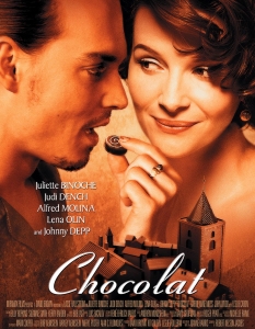 Chocolat (Шоколад)
Историята на Виан Роше (Жулиет Бинош) и нейната малка дъщеря е една от най-популярните кулинарни приказки в киното.
Двете се преместват във френско градче и си отварят сладкарница, която бързо разбунва духовете на съгражданите им. С времето обаче домашно направеният шоколад бързо печели любовта на всички.