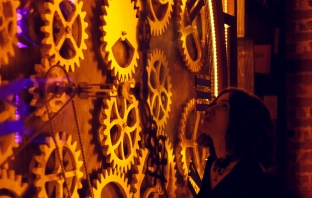 Надзърнете в първия кинетичен стиймпънк бар в света - Enigma Cafe в Румъния
