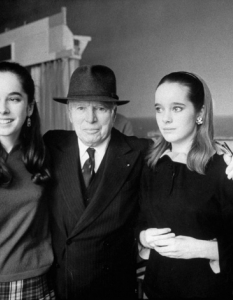 Чарли Чаплин с дъщерите си Жозефин и Виктория, 1966 г.
