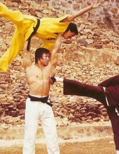 Боло Йен в битка с Брус Лий. В ролята на живо оръжие - Джеки Чан, 1973 г.