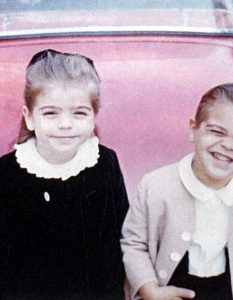 Малкият Джордж Клуни със сестра си
