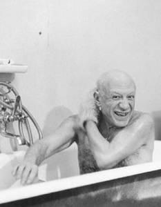 Пабло Пикасо във ваната през обектива на единствения фотограф, допуснат да отразява живота му - неговия близък приятел Дейвис Дъглас, който споделя, че Пикасо никога не е позирал специално пред него, но и никога не го възпирал да го снима