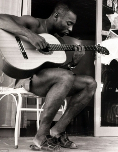 Пеле разпуска, свирейки на китара, по време на Световното първенство по футбол през 1970 г.