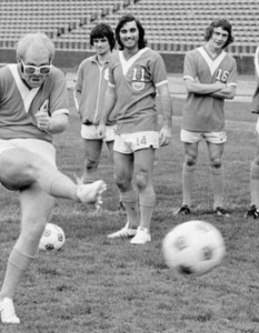 Елтън Джон демонстрира своите способности на футболист. 1976 г.