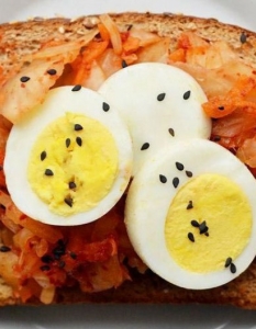 Кимчи (корейска пикантна туршия), твърдо сварено яйце и сусами семки.