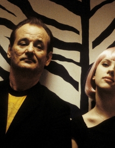 Lost In Translation (Изгубени в превода)
Много подобно на Her (Тя) на Спайк Джоунз, този филм не е традиционната любовна история. 
Режисурата и сценарият на София Копола обаче го издигат едно ниво над други романтични драми.