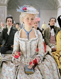 Marie Antoinette (Мария Антоанета)
София Копола и Кирстен Дънст правят магия от живота на иконата на френската монархия Мария Антоанета. 
Незабравимата комбинация между кралицата и кецовете Converse не може да бъде забравена!