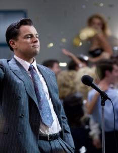 The Wolf of Wall Street (Вълкът от Уолстрийт)
Гениалната колаборация между Леонардо Ди Каприо и Мартин Скорсезе ни представи скандалния и безскрупулен свят на Уолстрийт.
Краят на 80-те и началото на 90-те години на миналия век е знаков момент за новите предприемачи, сред които е и Джордан Белфорт. Тръгвайки от дъното, той става една от най-емблематичните фигури в брокерския свят.