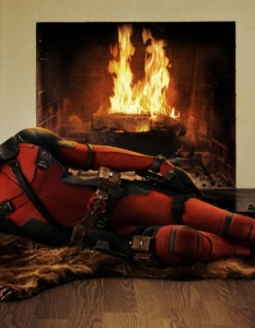 Deadpool
Fox определено не успя да се справи със задачата да върне живота на Фантастичната четворка.
Когато даде зелена светлина на кървавия Deadpool обаче, сякаш надеждата за нещо култово извън X-Men поредицата им стана отново реална.