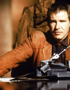 Blade Runner (Блейд Рънър)
За практичен човек като Харисън Форд можем само да се радваме, че участва в толкова sci-fi/фентъзи класики - Star Wars, Blade Runner, Indiana Jones... този човек дефинира 80-те!
Blade Runner ни пренася в бъдеще, в което киборгите не са нещо необичайно. Както и полицаите, които ги преследват...