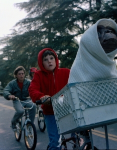 E.T. the Extra-Terrestrial (Извънземното)
Истинска семейна класика от гениалния Стивън Спилбърг.
Историята проследява дете и приятелството, което то създава с извънземно, изгубило се на Земята.