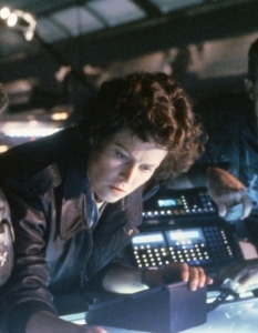 Aliens (Пришълците)
Сигърни Уийвър отново се впуска в битка с ксеноморфите, но този път не срещу един, а срещу цяло гнездо.
Филмът е единственото (засега) добро продължение на оригиналната продукция от 1979 г., заслуга за което има най-много режисьорът Джеймс Камерън.