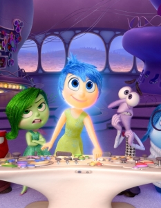 Inside Out (Отвътре навън)
Inside Out не е задължителната анимация, която да включим в статията. Това просто е добър филм – в добрите традиции на Pixar.
Достатъчно е да изгледате първите 10-15 минути, за да разберете, че и малки, и големи ще са му фенове. 