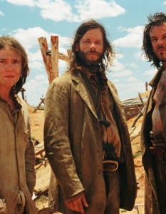 The Proposition (Предложението) – 2006
Преди да режисира The Proposition, Джон Хилкоут работи по трилъра To Have & to Hold, сниман цели 10 години по-рано. Именно затова уестърнът му изненада много хора. 
Гай Пиърс е звездата в проекта, който може би също не е предполагал в колко добър жанров диамант се забърква. 
Австралийската лента е хит на ежегодните филмови награди и печели 4 от номинациите си за Оскар, които са общо 12. 