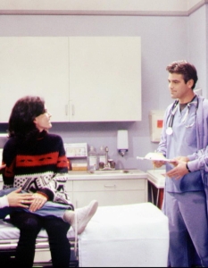 Джордж Клуни и Ноа Уайли
Звездите от лекарския сериал ER (Спешно отделение) отново влязоха в образите на лекари, опитващи се да си уговорят среща с Рейчъл и Моника.