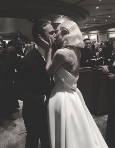 Lady Gaga в страстна целувка с годеника си Тейлър Кини.