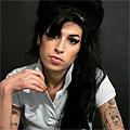 Amy Winehouse удари фен на Glastonbury. Виж видео!