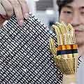 Японци обличат робот с електронна 