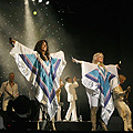 15-членен екип пристига с Arrival за шоуто на ABBA