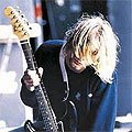 Kurt Cobain печели от разбита китара