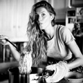 Gisele Bundchen хапва спагети във фотосесия за 