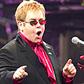 Elton John се сближи с хищни извънземни