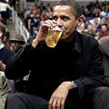 Barack Obama пие бира и се кефи на мач на Чикаго Булс в NBA